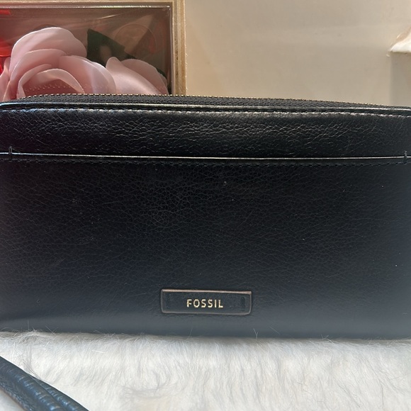Fossil zip around black wallet - Picture 3 of 6